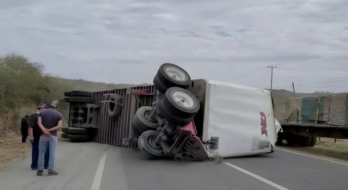 Vuelca tráiler y obstruye circulación en Montemorelos. Foto: Especial