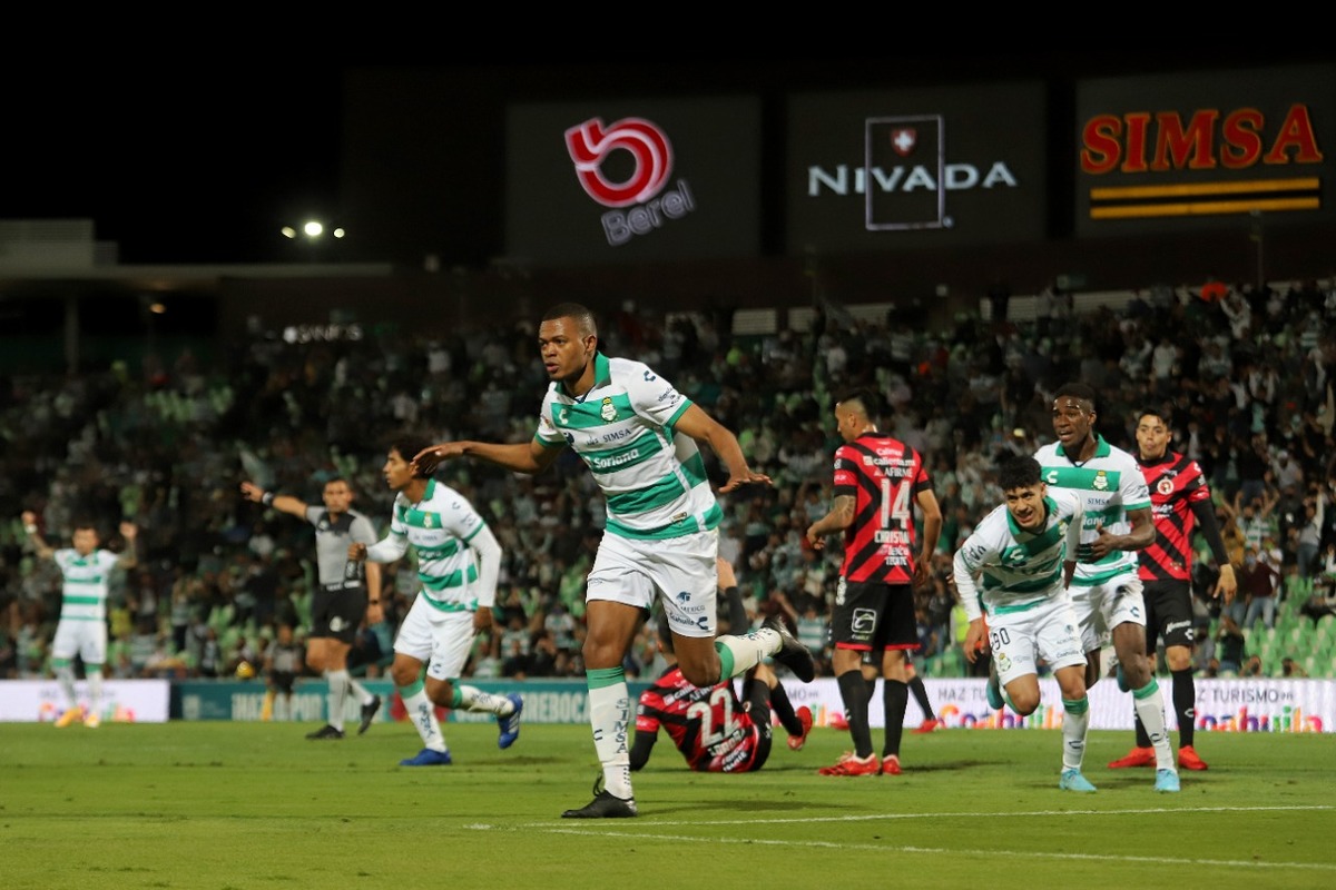 El colombiano Harold Preciado fue el jugador del partido con dos anotaciones.| Rolando Riestra