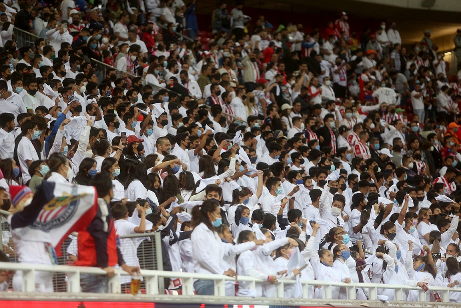 El color blanco predomina en el Clásico Nacional (Fernando Carranza)