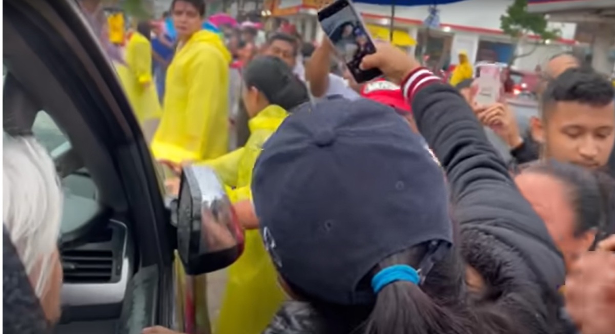 Las personas aprovecharon el paso del Presidente para fotografiarlo. | Especial