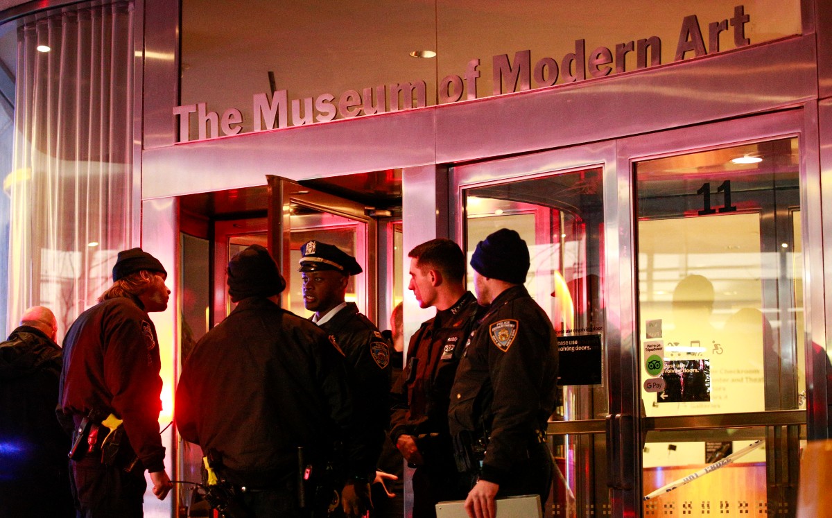 Policías resguardan el MoMA de NY tras el ataque | AFP
