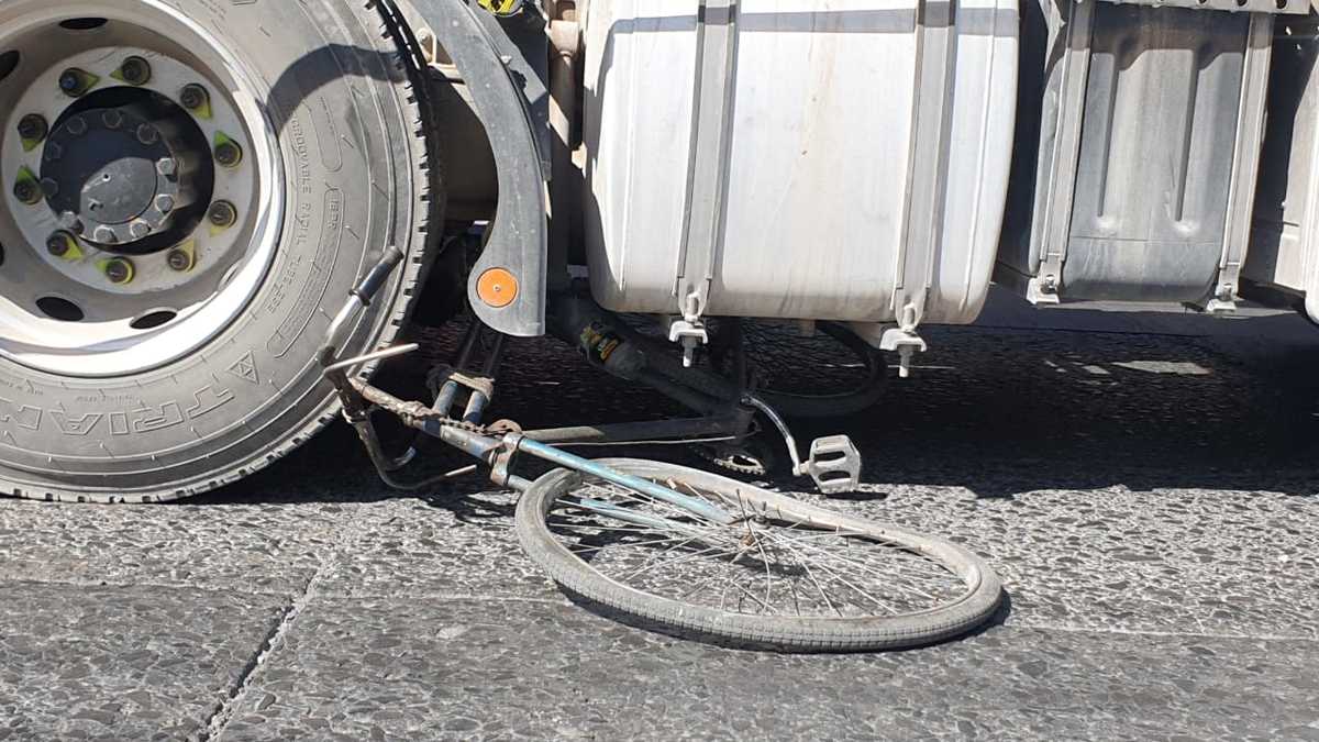 La bicicleta del infortunado quedó atascada  en el segundo eje del tractocamión. (Juan Carlos Mungía)