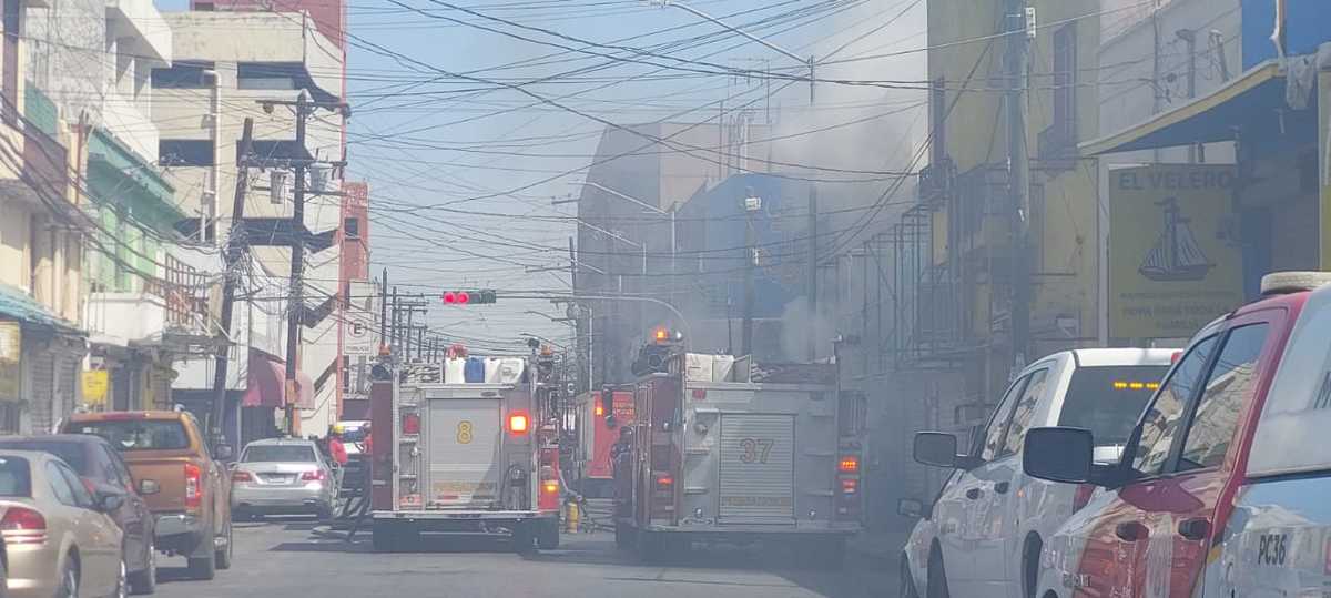 Por la gran cantidad de ropa en el local las llamas se propagaron hasta una vecindad. Foto: Especial