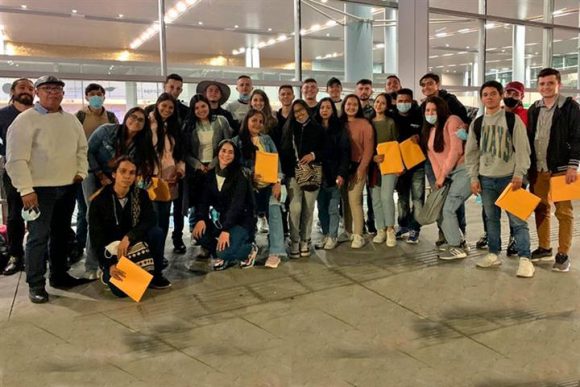 Los 27 estudiantes harán sus avances académicos en Cuba. | Foto publicada en Twitter por @DianaRosaLpez2