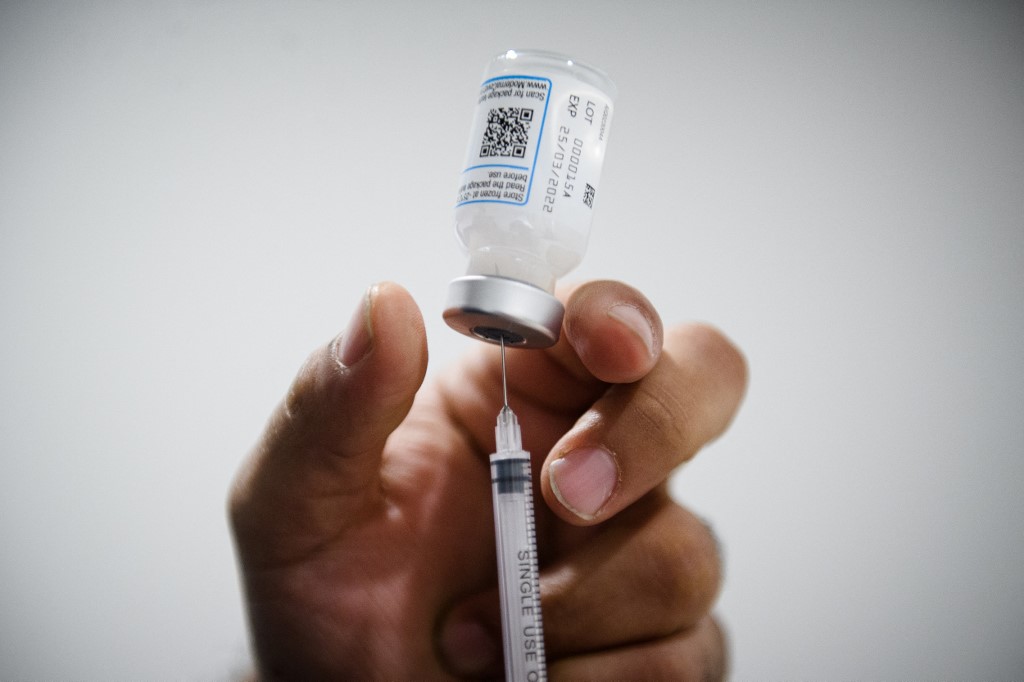 Frasco de la vacuna contra el covid-19 de Pfizer. (AFP)