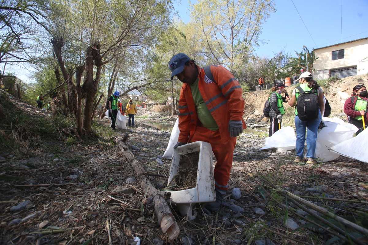 En el marco del Día Internacional de Acción en Defensa de los Ríos, voluntarios, residentes y funcionarios iniciaron un operativo de limpieza. Foto: R