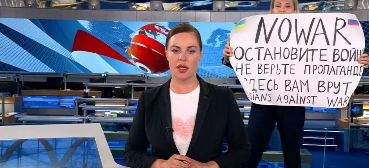 Marina Ovsiannikova sosteniendo el cartel pidiendo el final de la guerra contra Ucrania. (Twitter)