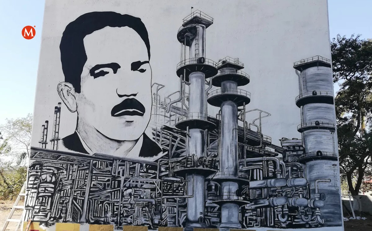 Mural de la industria petrolera en México en Puente Tampico. (Antonio Campos)