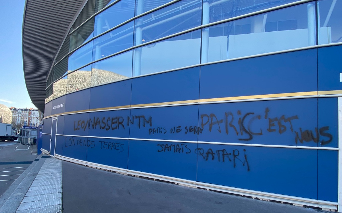 Pintan instalaciones del PSG con insultos (Twitter @le_Parisien)