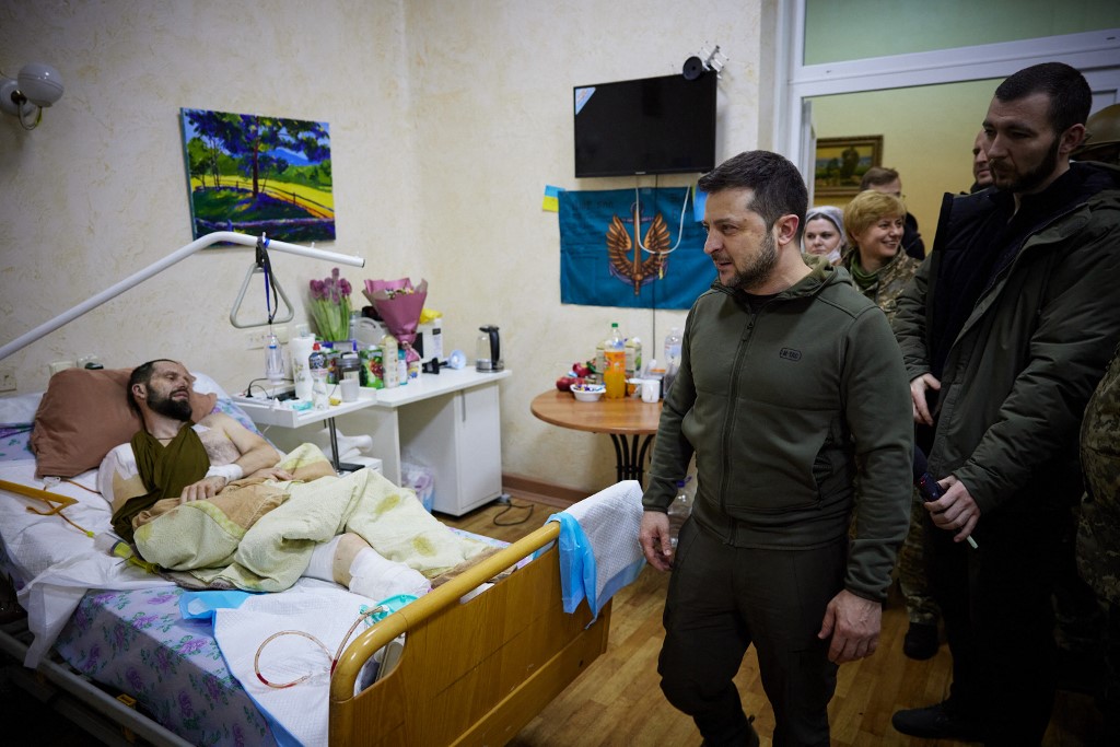 El presidente de Ucrania, Volodimir Zelenski, reuniéndose con soldados heridos. (AFP)