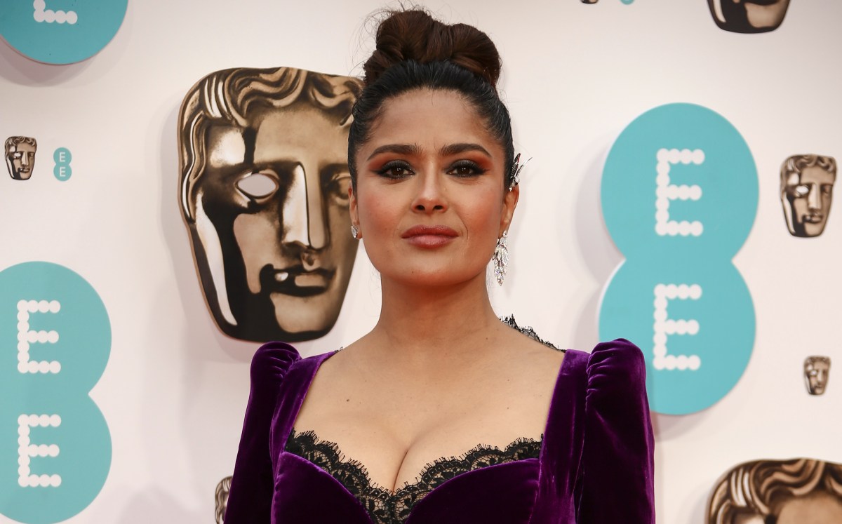 Salma Hayek acudió a los premios BAFTA 2022 (AP).