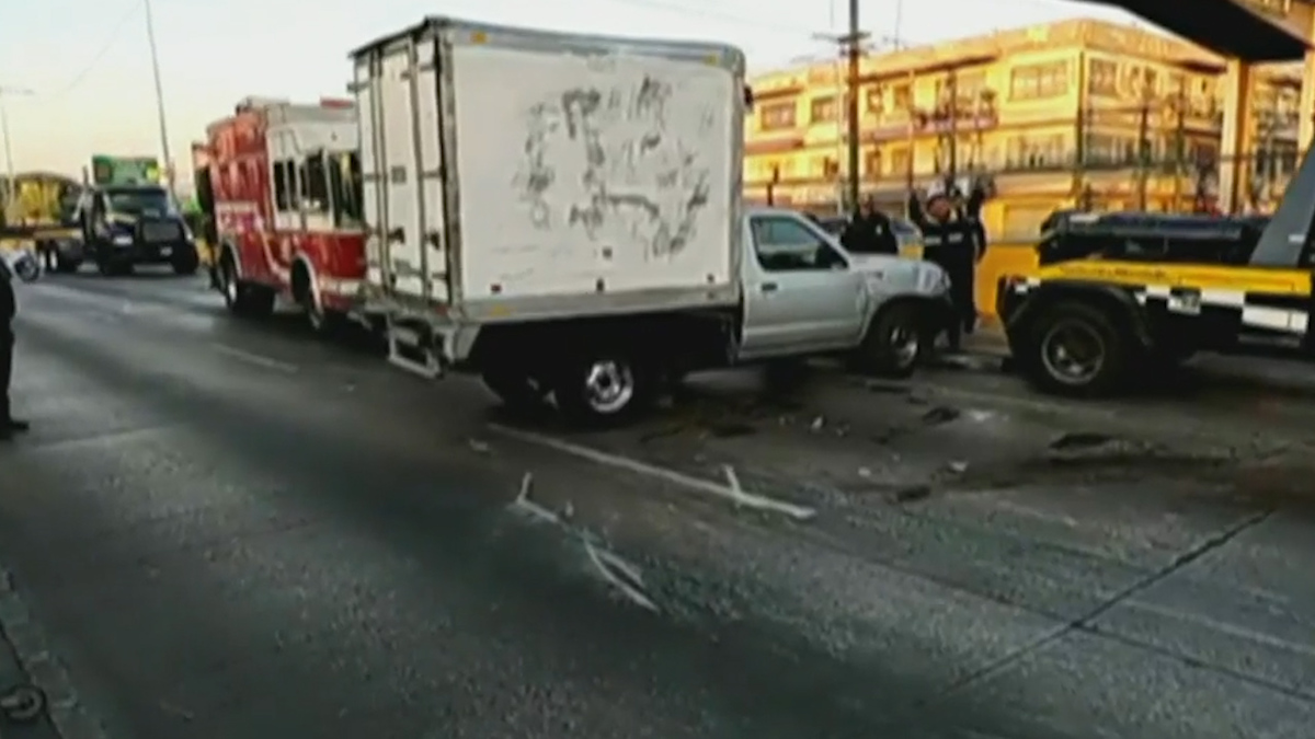 Vuelca camión de carga en CdMx por exceso de velocidad