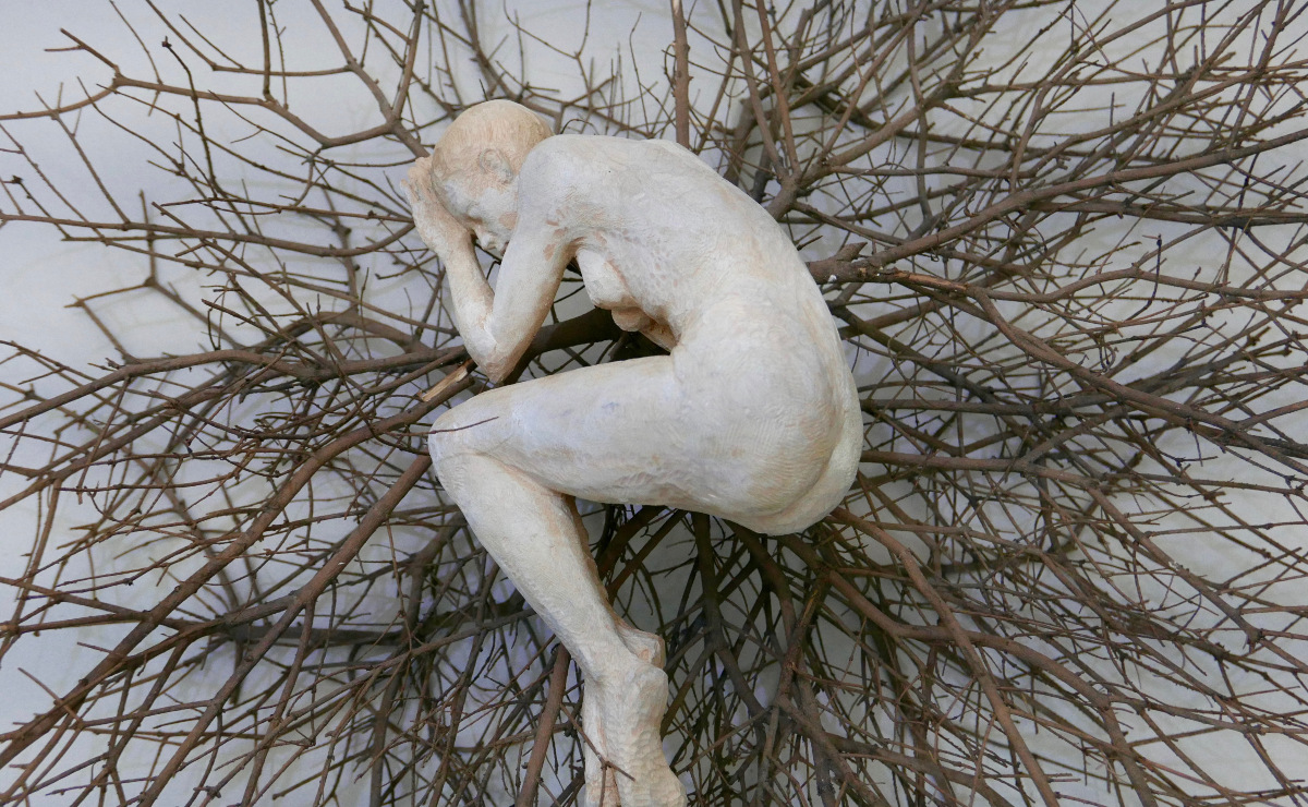 Antonio López elaboró esculturas con troncos y ramas de árboles rescatados. (Foto: Especial)