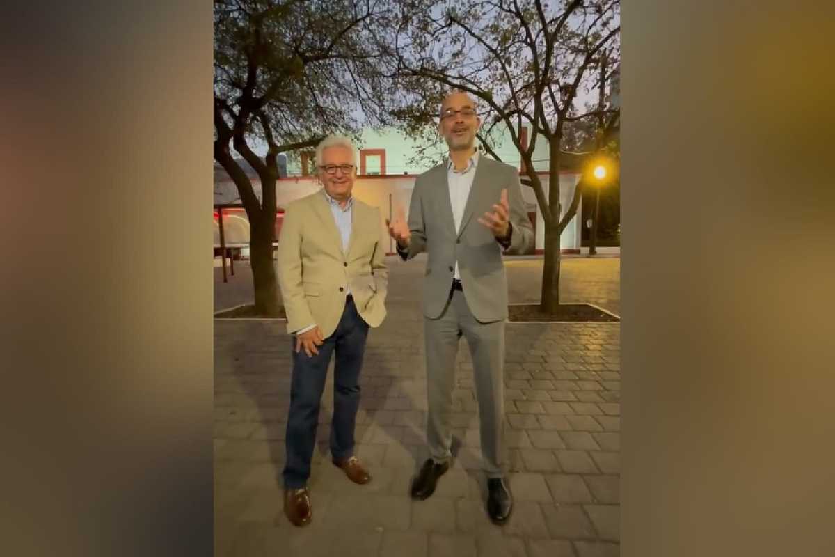 El arquitecto Mario Shcjetnan y el alcalde Miguel Treviño. Foto: Especial.