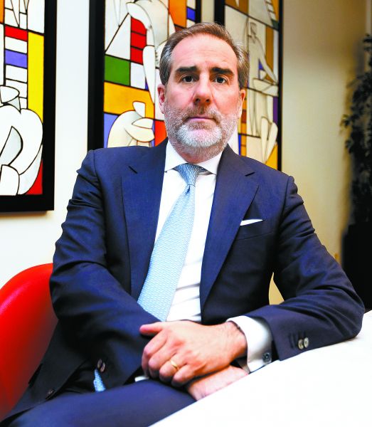El director general del banco español en el país. Octavio Hoyos