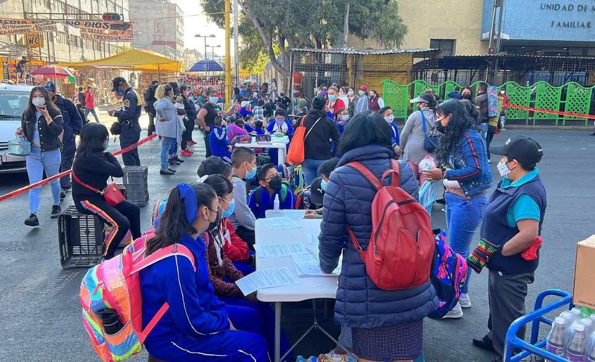 Los estudiantes y maestros improvisaron salones de clases en medio de Eje 1 Oriente. |  Ramón Ramírez
