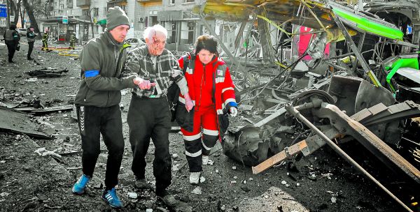 Un herido fue auxiliado en Kiev luego que las bombas rusas destruyeron su casa. Reuters