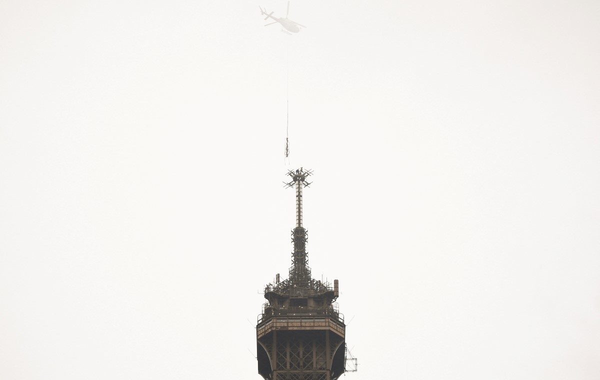 La antena fue colocada con ayuda de un helicóptero. | AFP