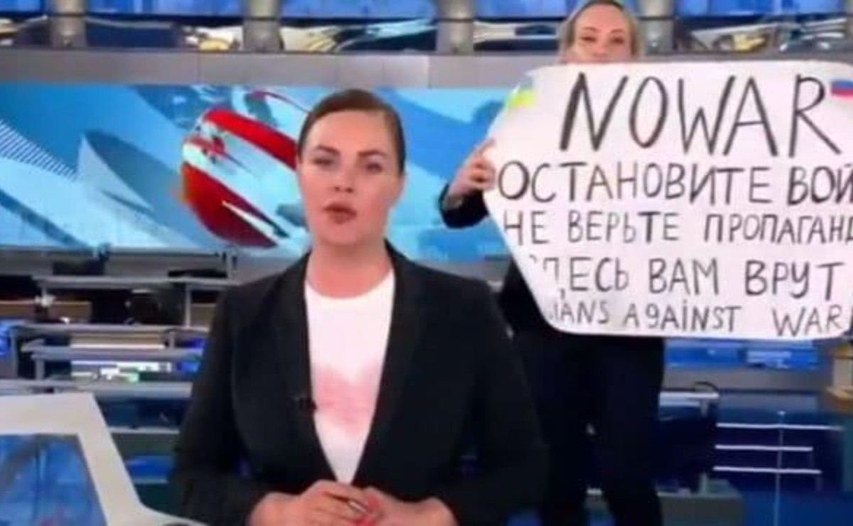 Marina Ovsianikova apareció con una pancarta en protesta contra los ataques rusos a Ucrania. | Captura video