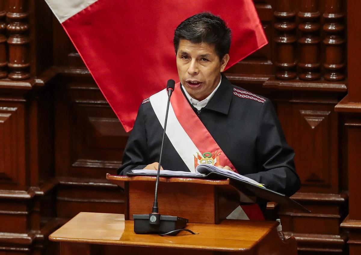 Pedro Castillo, presidente de Perú, dirigiéndose a los miembros del Congreso. (EFE)