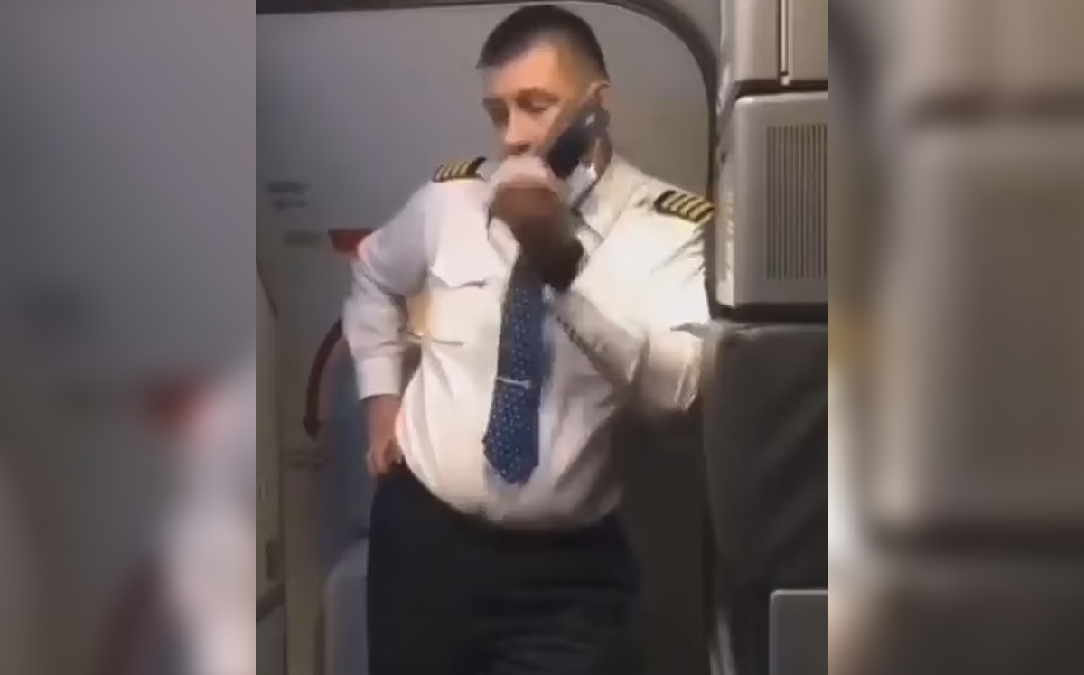 El piloto salió de la cabina para dirigir un mensaje contra la invasión a Ucrania. | Especial
