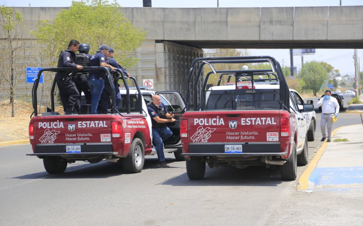 Policías estatales durante el traslado de un detenido | Andrés Lobato
