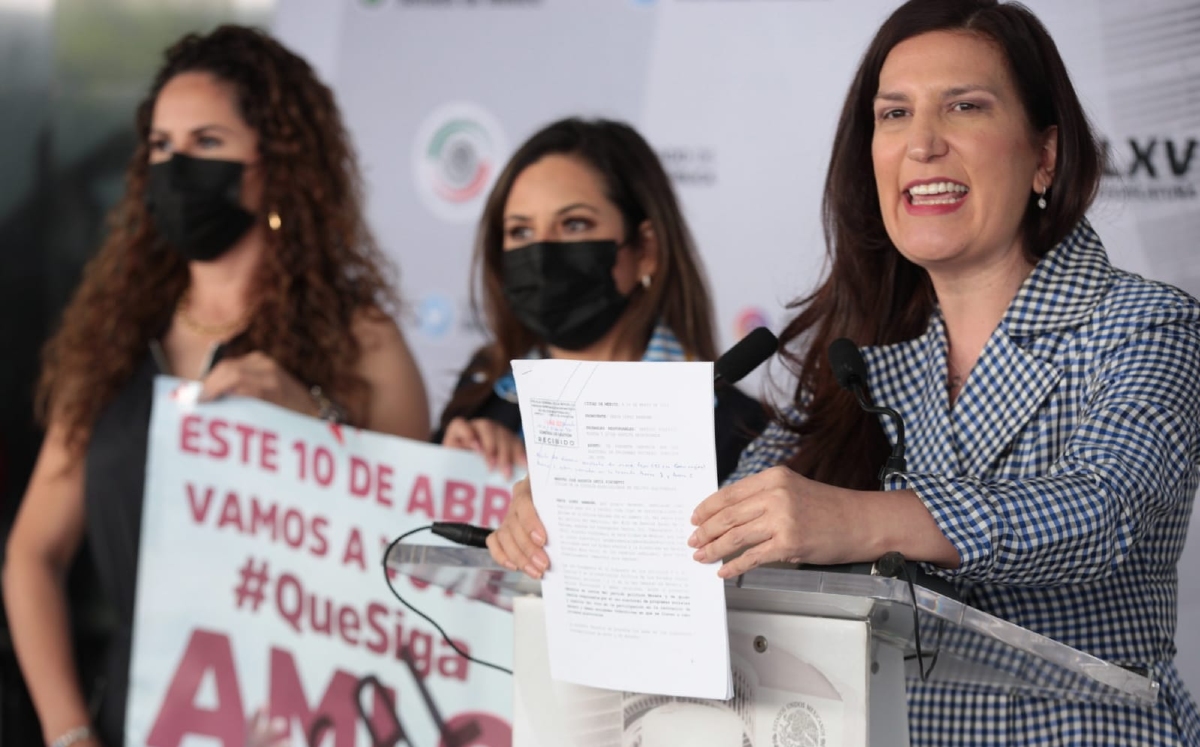 La senadora panista mostró la denuncia que presentó contra Morena. | Jesús Quintanar