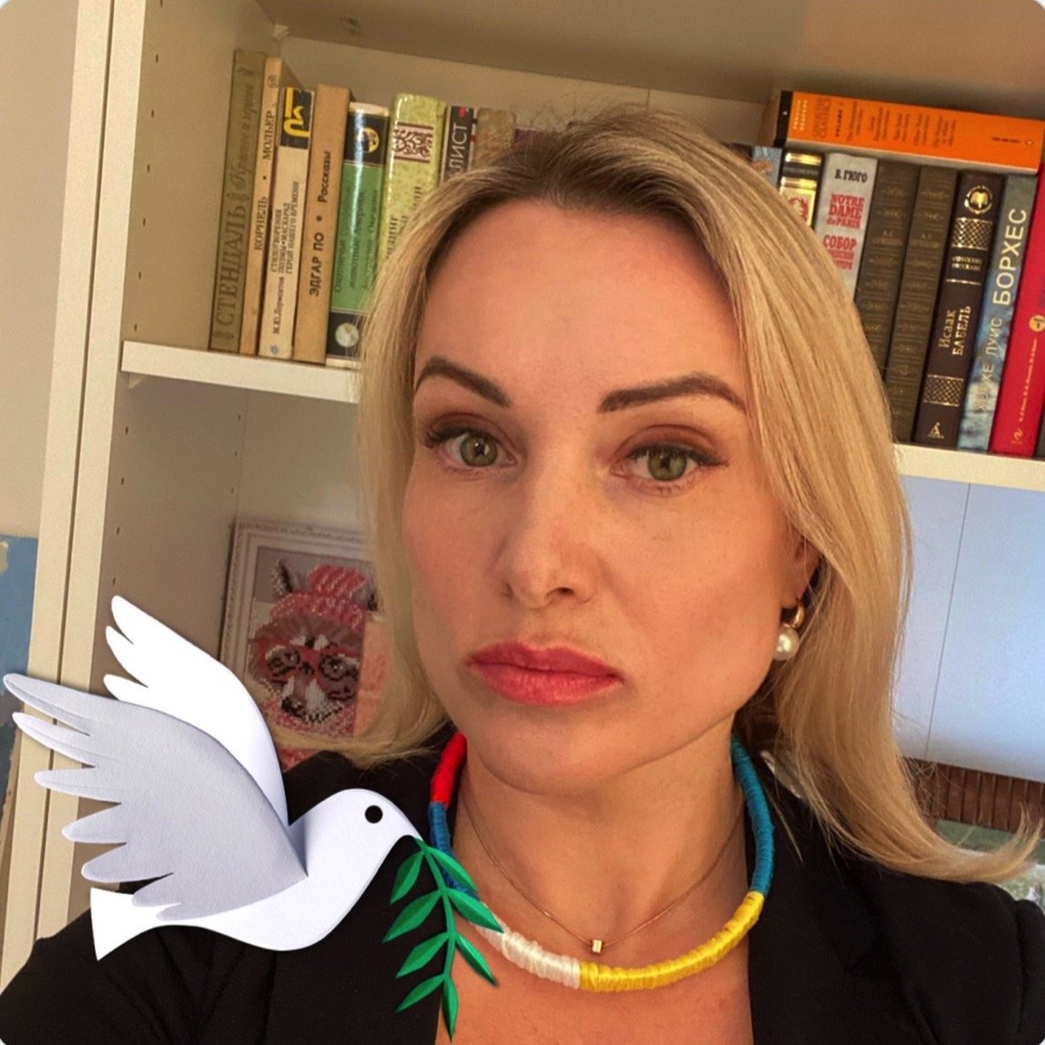 Tribunal ruso multa a mujer que protestó en TV y la deja en libertad | Europa Press