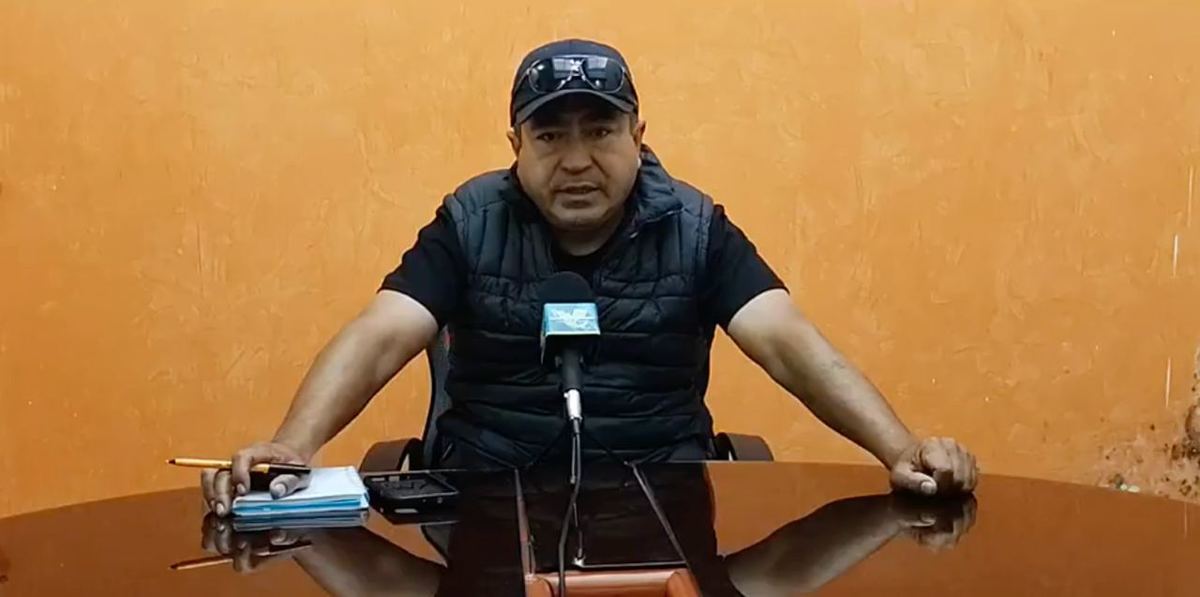 Armando Linares localizado en el acceso a su domicilio. (Especial)