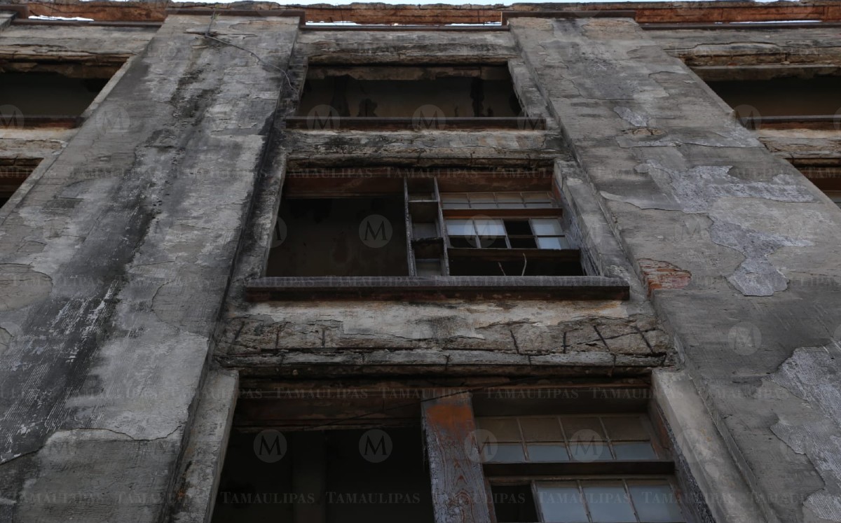 Edificios de alto riesgo en el centro de Tampico. (Yazmín Sánchez)