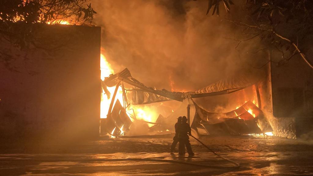 El fuerte incendio se registró en una bodega de autopartes. (Cortesía)