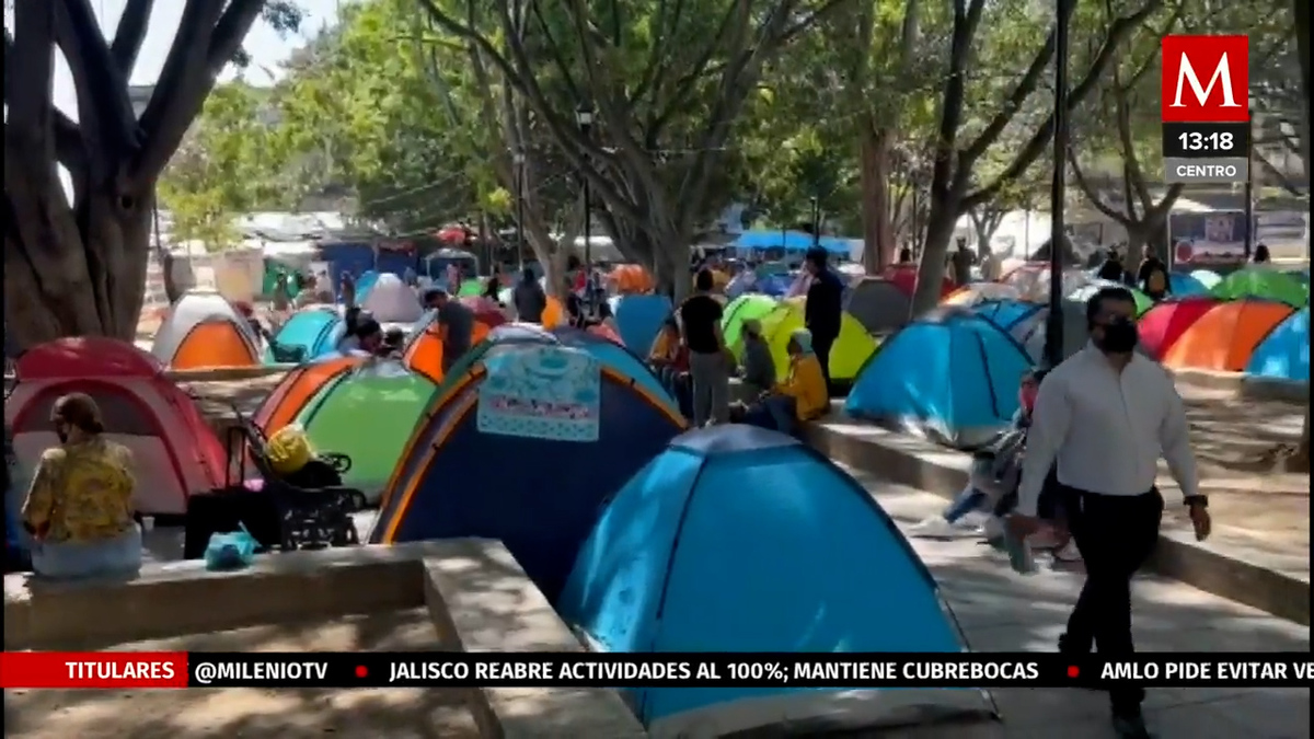 Normalistas secuestran autobuses y bloquean vialidad; exigen plazas de maestros