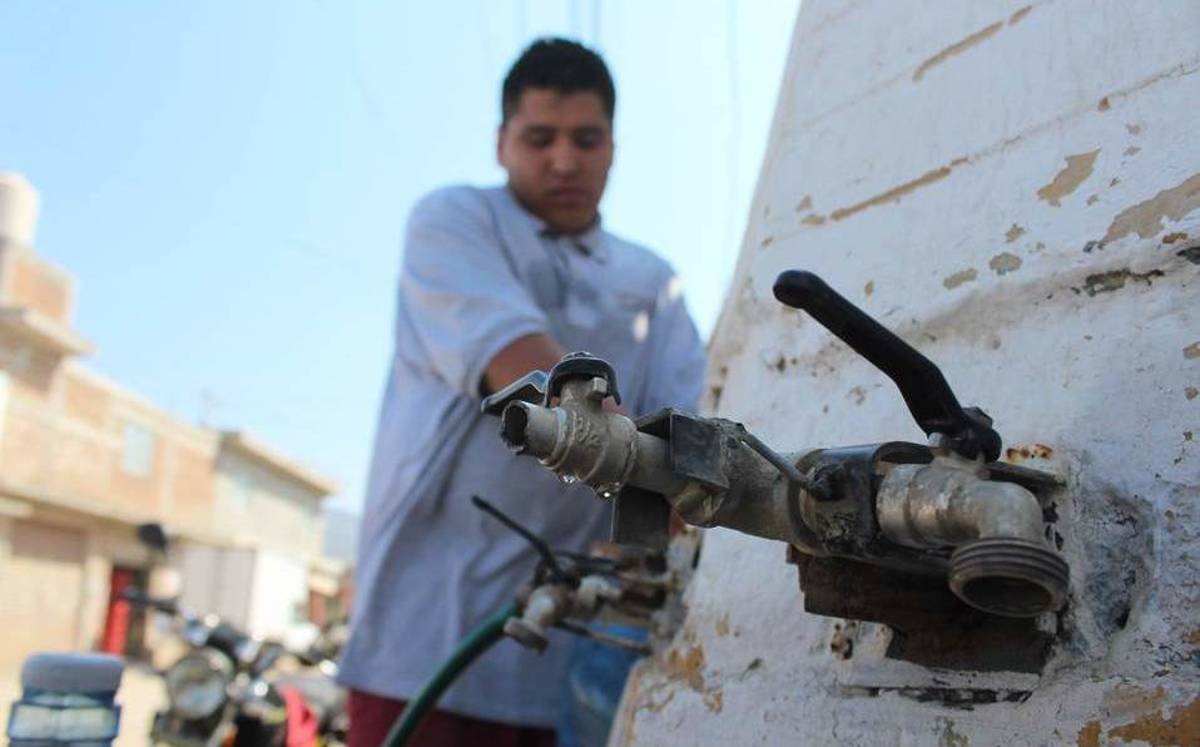 Tomas de agua comunitarias en León.-