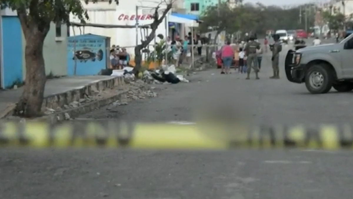 Abandonan cuerpo en la entrada de una escuela en Cancún