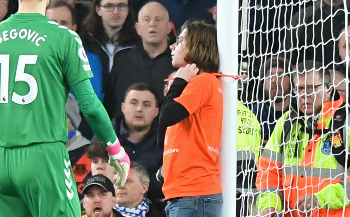 Aficionado se amarra a poste como protesta durante el Everton vs Newcastle (AFP)