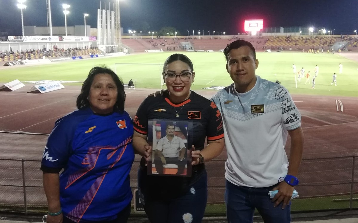 Ale lleva al partido del Corre la foto de su papá que falleció. (Redes)