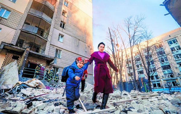 Ciudadanos desalojan un edificio residencial dañado por los bombardeos en Kiev. Reuters