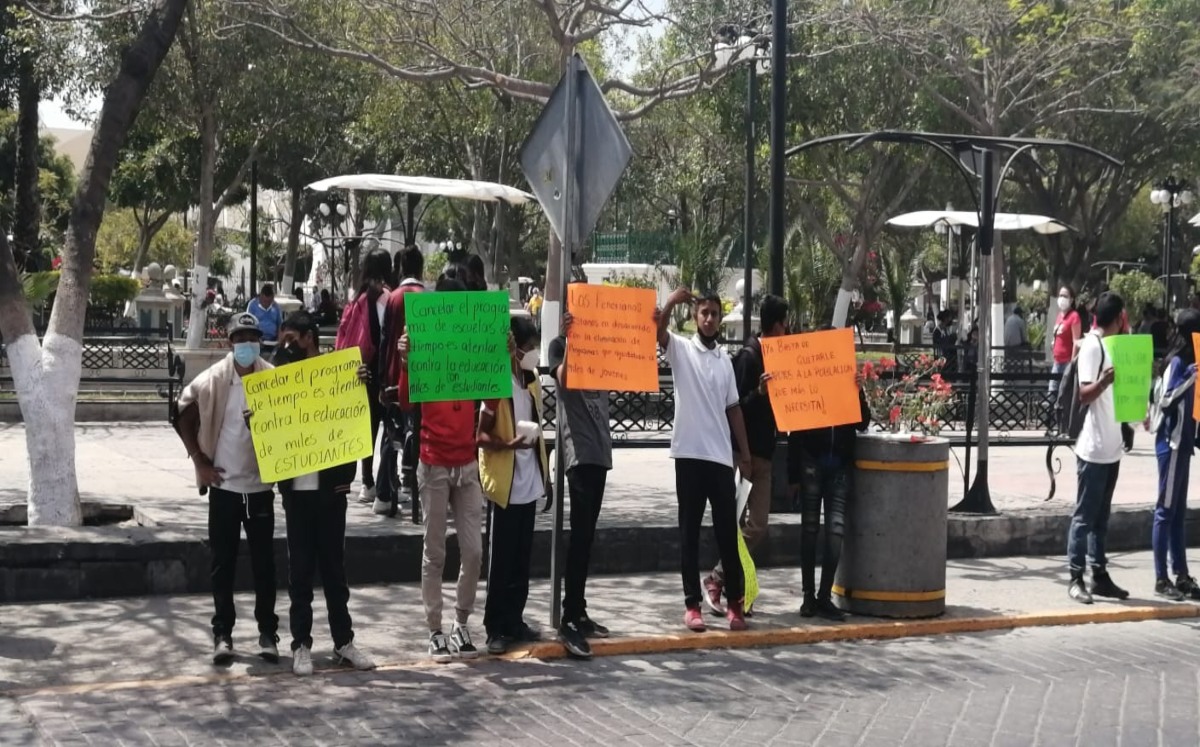 Estudiantes de bachillerato en Tehuacán piden mantener escuelas de tiempo completo en el país | Apolonia Amayo