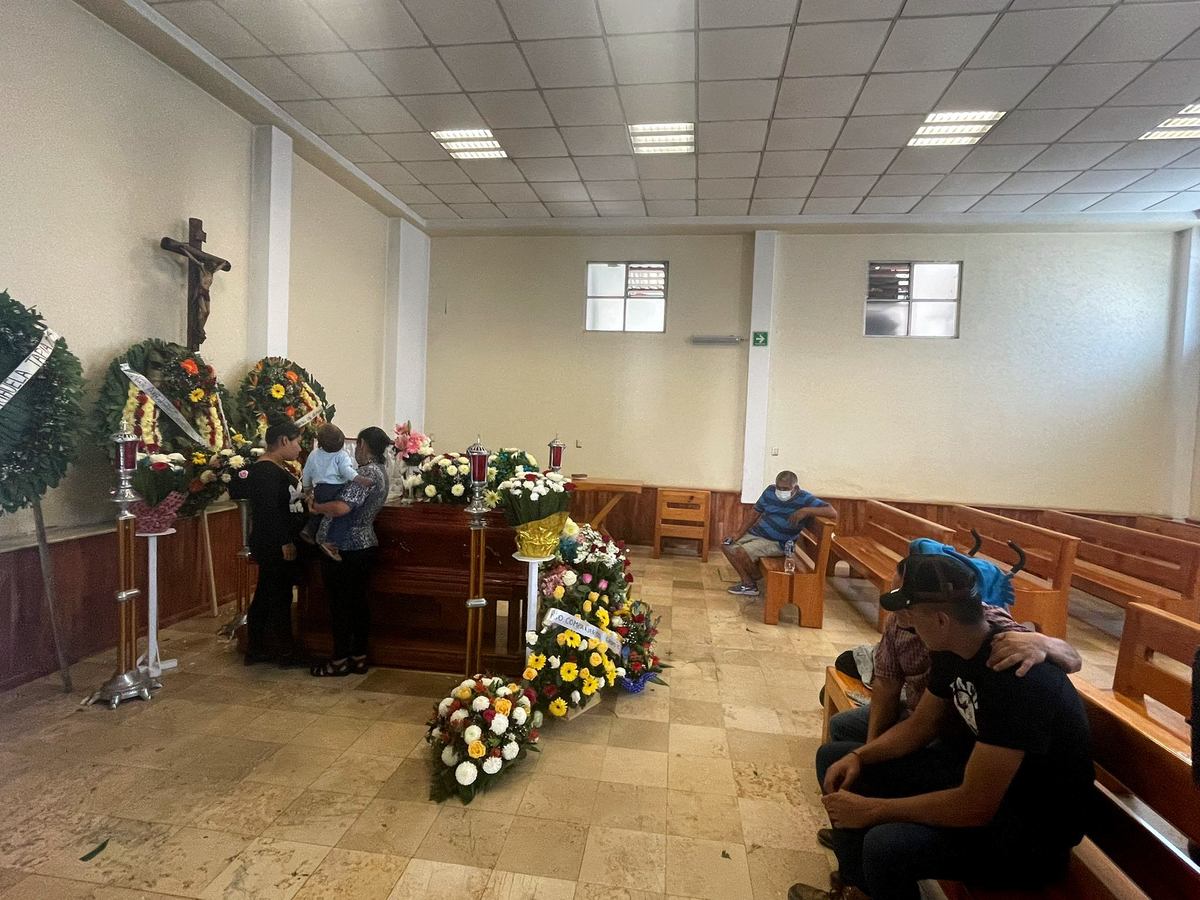 Un hombre armado irrumpió el funeral de Armando Linares. | Edgar Ledesma