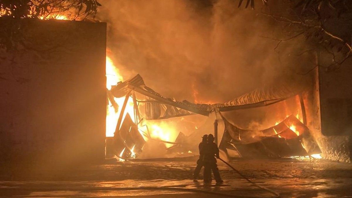 Incendio en fábrica moviliza a Bomberos de Guadalajara, Tlaquepaque y Zapopan