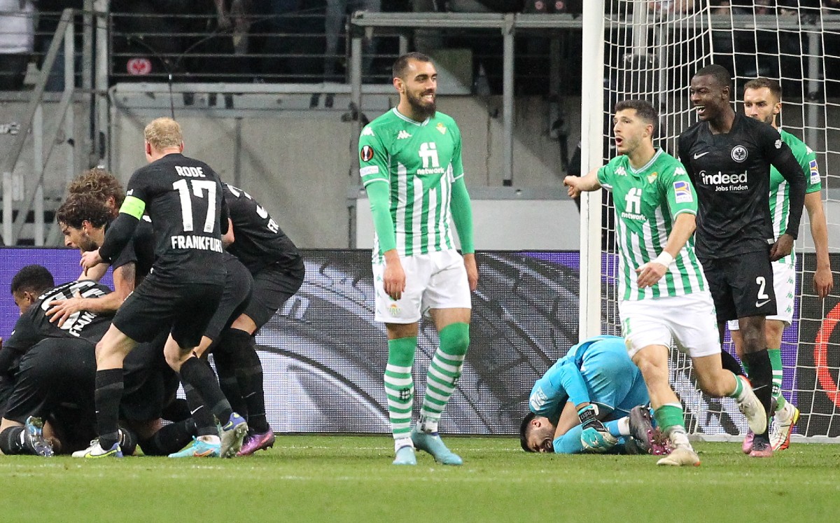 Con Lainez en la cancha, Betis es eliminado de Europa League ante el Frankfurt (AFP)