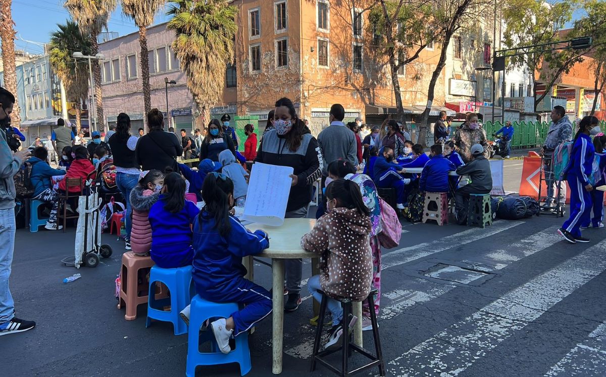 Mantienen escuela callejera. (Ramón Ramírez)