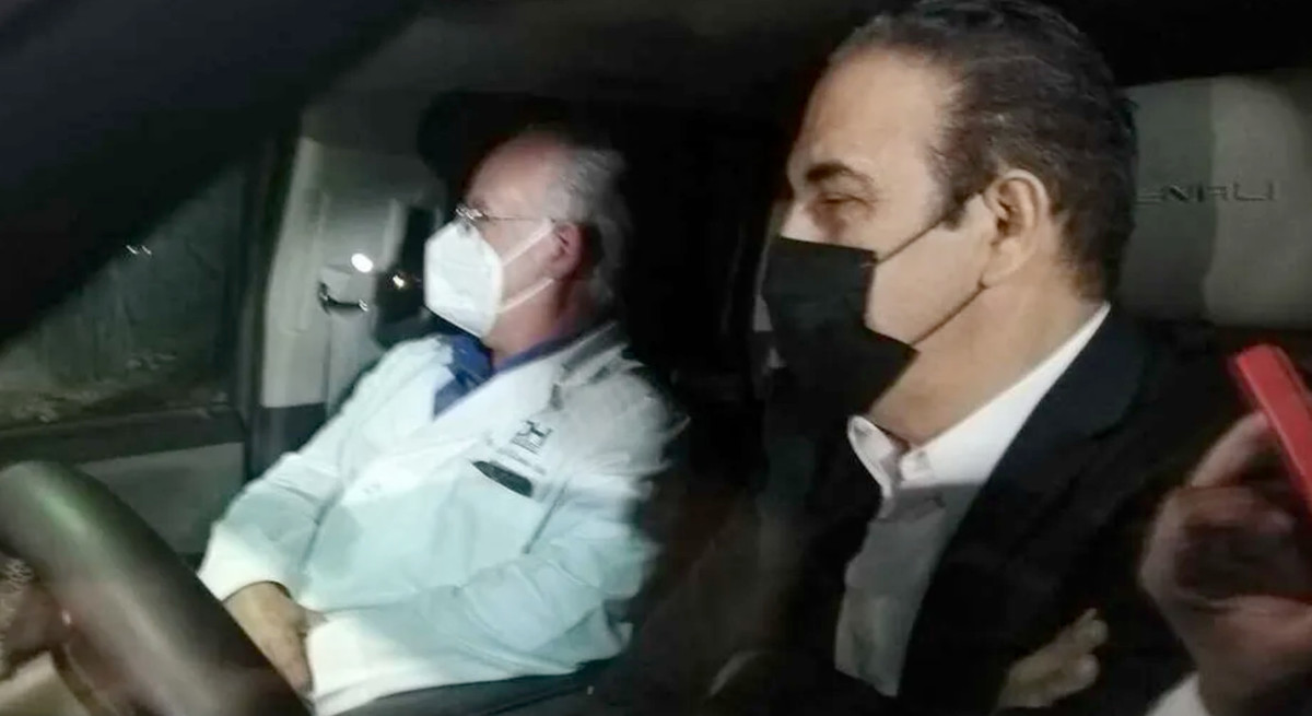 Manuel de la O llegó acompañado por el doctor Carlos Elizondo. Foto: Agustín Martínez