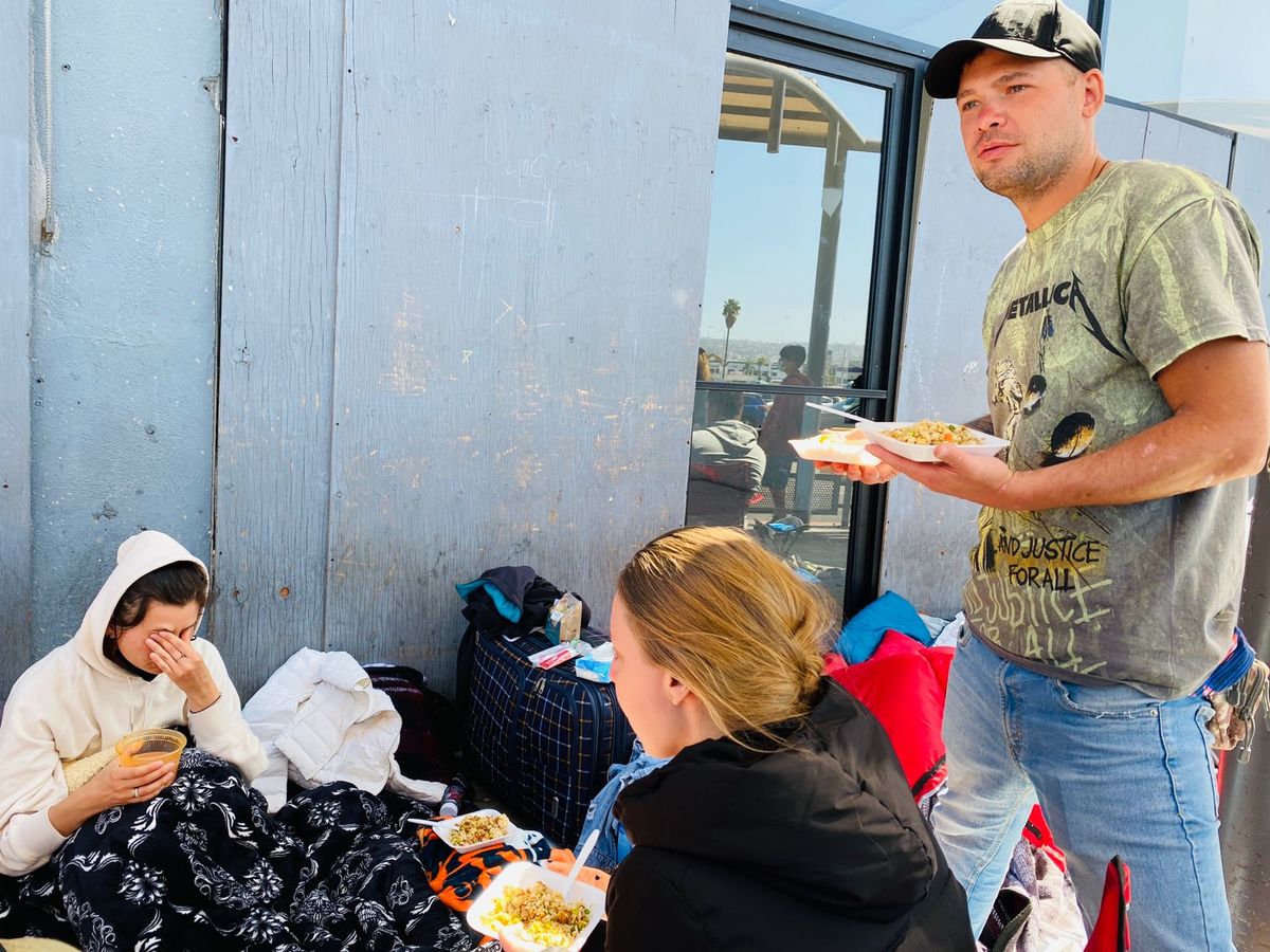 Al campamento improvisado de migrantes rusos llegó el cónsul de Asuntos Políticos y Económicos de la Embajada de Estados Unidos en Tijuana, Jett Thoma