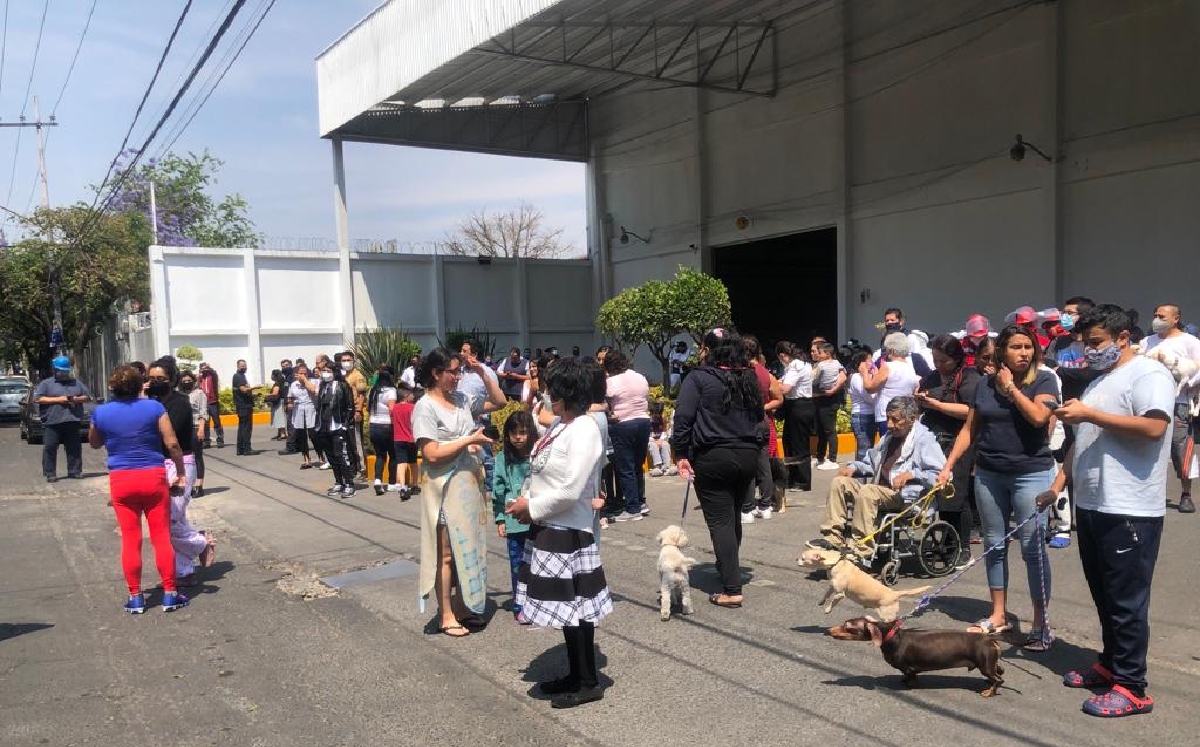 Ciudadanos capitalinos salieron de sus domicilios ante la alerta sísmica. | Jorge Carballo