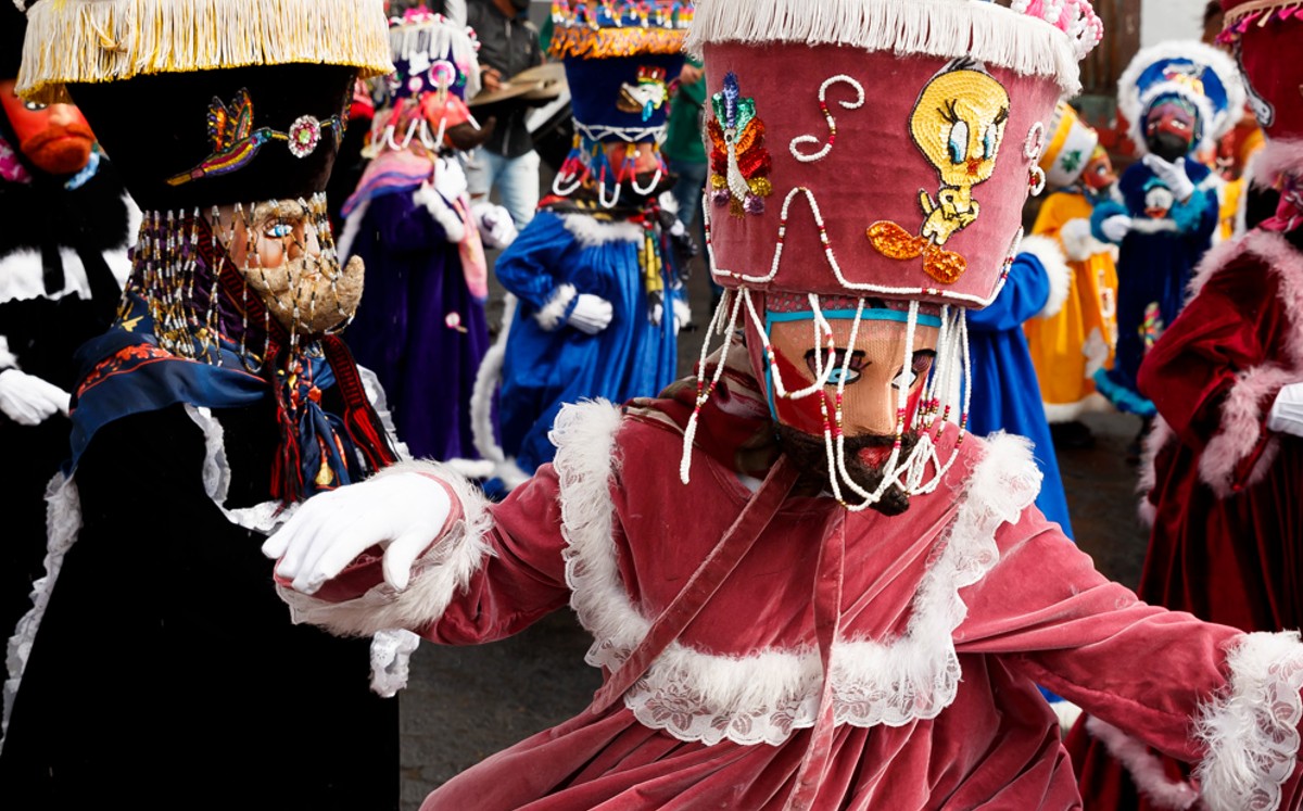 Unos hombres vestidos de Chinelos danzan durante el inicio del Carnaval de Xochimilco. (EFE)