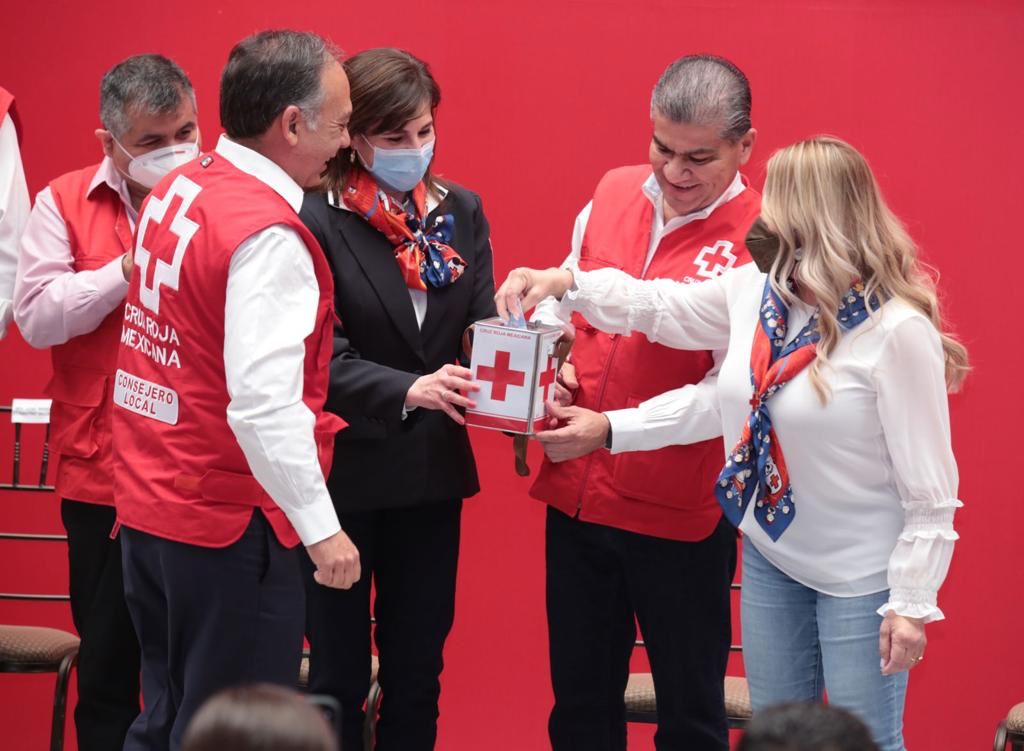 Miguel Riquelme entregó un donativo a la Delegación de la Cruz Roja en Coahuila. (Especial)