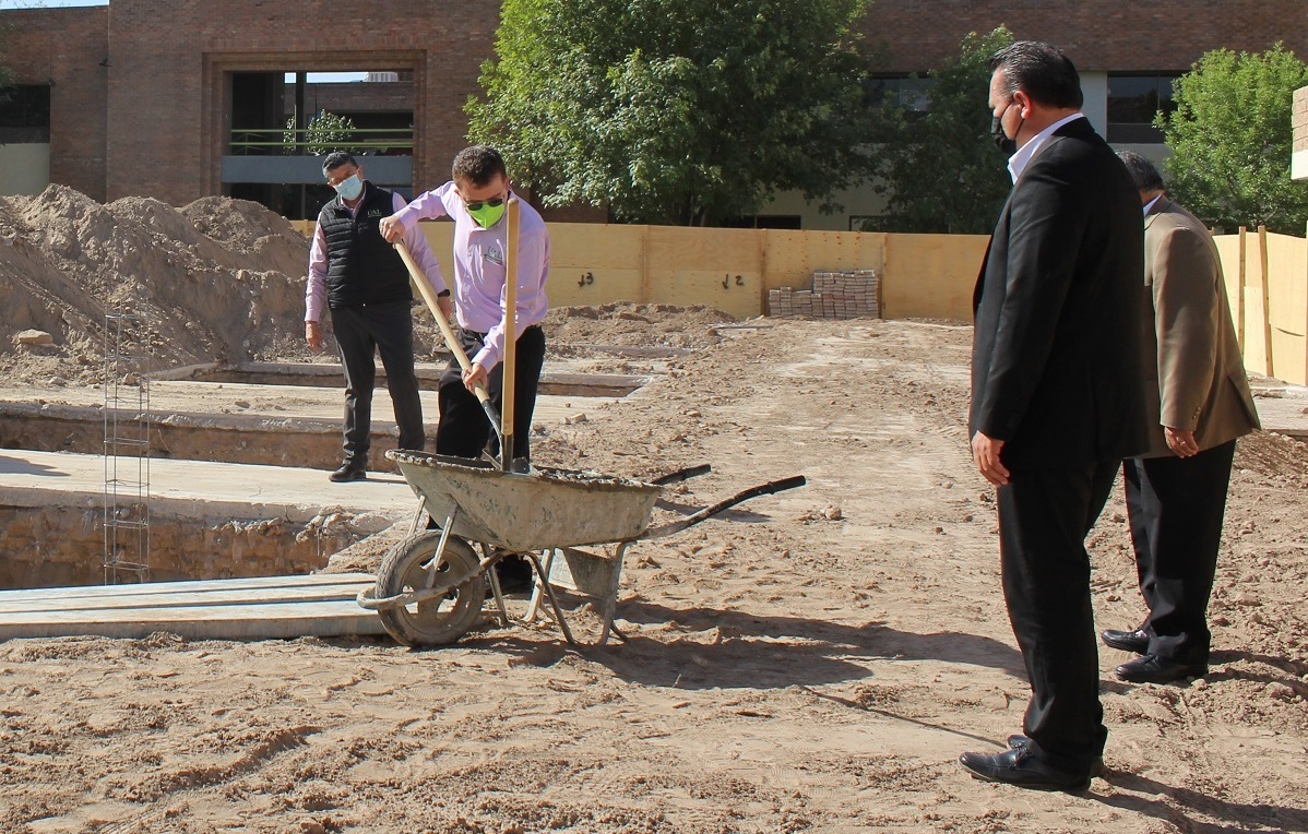 Omar Lozano Catú, rector de la universidad, en la colocación de la primera piedra. (Karla Rodríguez)