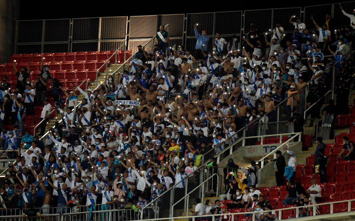 Porra del Club Puebla durante el partido ante las Chivas | Agencia Enfoque