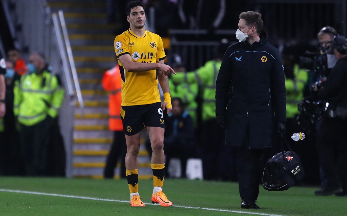Raúl Jiménez es expulsado durante el Wolves vs Leeds en la Premier League (AFP)